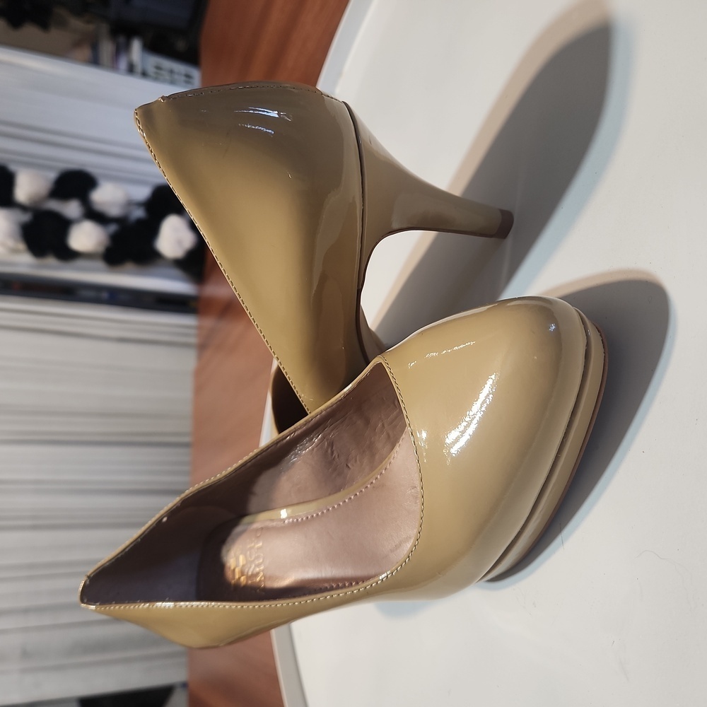 Vince Camuto nude heels size 5.5M